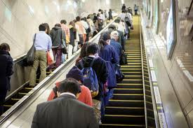 東京はエスカレーターで左側に並ぶ