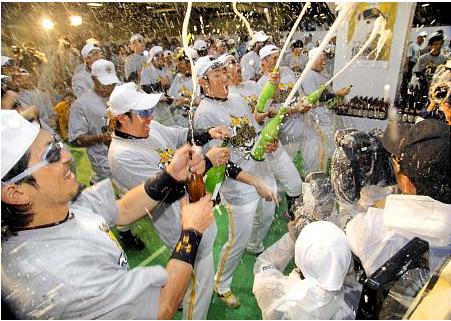 できることならヤクルトを浴びるように飲んでみたい。ビールかけのように飲みたい。